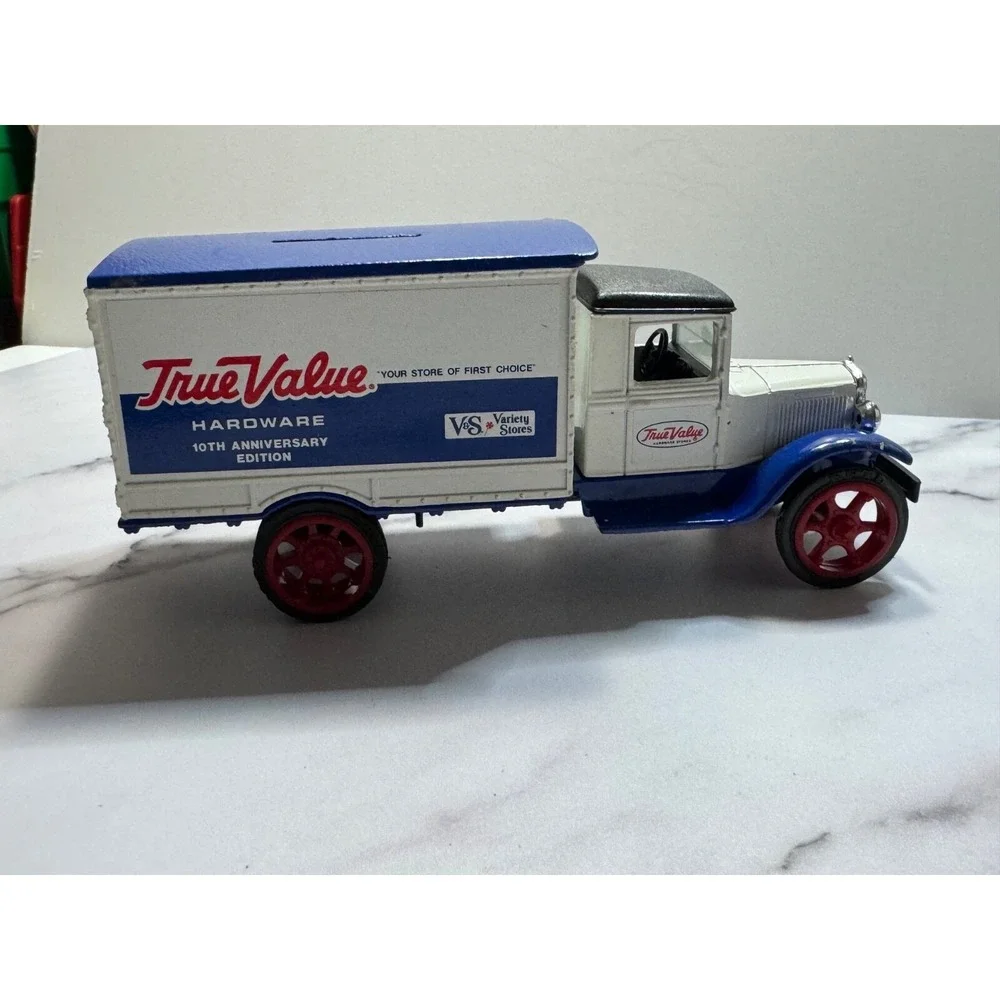 ERTL 1931 Hawkeye True Value Delivery Truck Bank + key 1:34 10th Anniversary